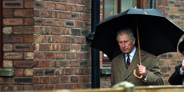 Prinz Charles mit Regenschirm