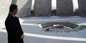 Cem Özdemir im März vergangenen Jahres bei einem Besuch des Völkermorddenkmals in der armenischen Hauptstadt Jerewan.