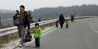 Flüchtlinge aus Afghanistan auf einer Straße nahe der griechisch-mazedonischen Grenze