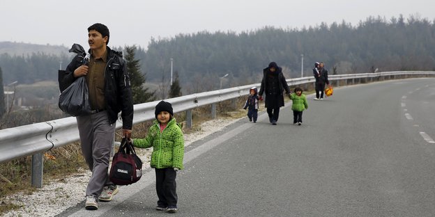 Flüchtlinge aus Afghanistan auf einer Straße nahe der griechisch-mazedonischen Grenze