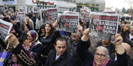 Menschen demonstrieren in Istanbul