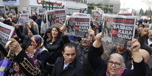 Menschen demonstrieren in Istanbul