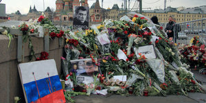Blumen liegen auf der Brücke, auf der Nemzow erschossen wurde
