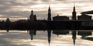 Silhouette der Dresdner Altstadt spiegelt sich in der Elbe