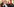 Uli Hoeneß legt sich einen Schal des FC Bayern um.