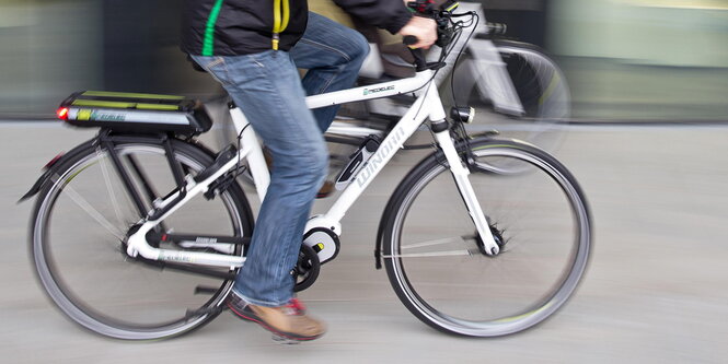 Ein Mann fährt auf einem Elektrofahrrad