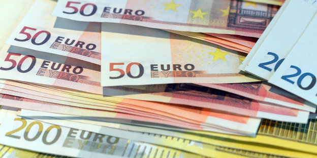 Euro-Geldscheine liegen auf einem Tisch