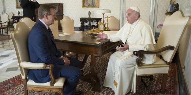 Der Papst und Bodo Ramelow sitzen sich gegenüber am Tisch