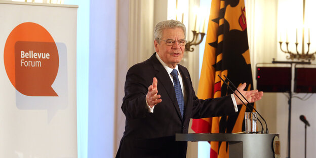 Joachim Gauck steht an einem Rednerpult