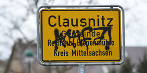 Ortsschild von Clausnitz das teilweise übermalt ist