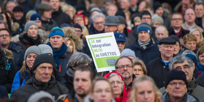 Viele demonstrierende Menschen