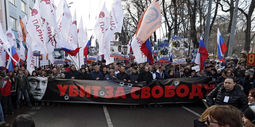 Viele Menschen auf einer STraße mit Russland-Fahnen und einem großen Transparent, auf dem der vor einem Jahr ermordete Kreml-kritiker Boris Nemzow zu sehen ist