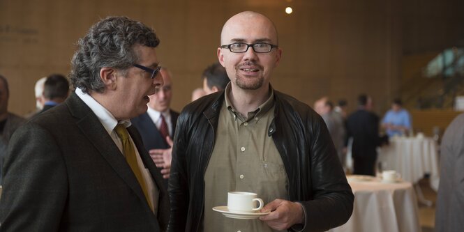 Hans-Thomas Tillschneider mit einer Tasse in der Hand.