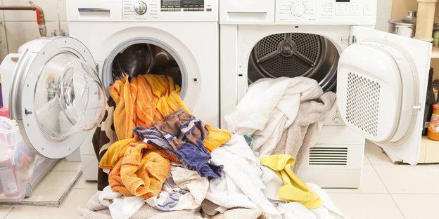 Wäsche quillt aus zwei Waschmaschinen
