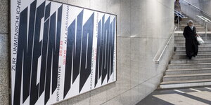 Ein Plakat an einer Wand, drauf in drei Sprachen „Nein“