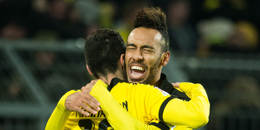 Pierre-Emerick Aubameyang (r) in den Armen von Henrikh Mkhitaryan.