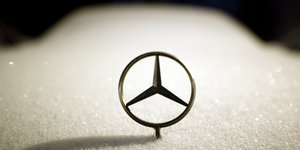 Ein Mercedes-Stern im Schnee