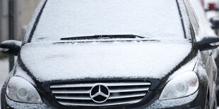 Ein Auto steht im Schnee