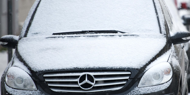 Ein Auto steht im Schnee