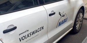 Nabu-Fahrzeug mit Volkswagen-Werbung