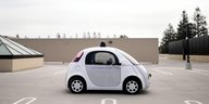 Ein kleines selbstfahrendes Auto der Firma Google