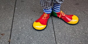 Übergroße, rot-gelbe Schuhe eines Clowns