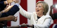 Hillary Clinton klatscht mit Fans ab
