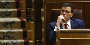 Sánchez sitzt nachdenklich auf der Parlamentsbank