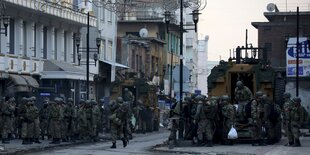 viele Soldaten stehen auf einer Straße