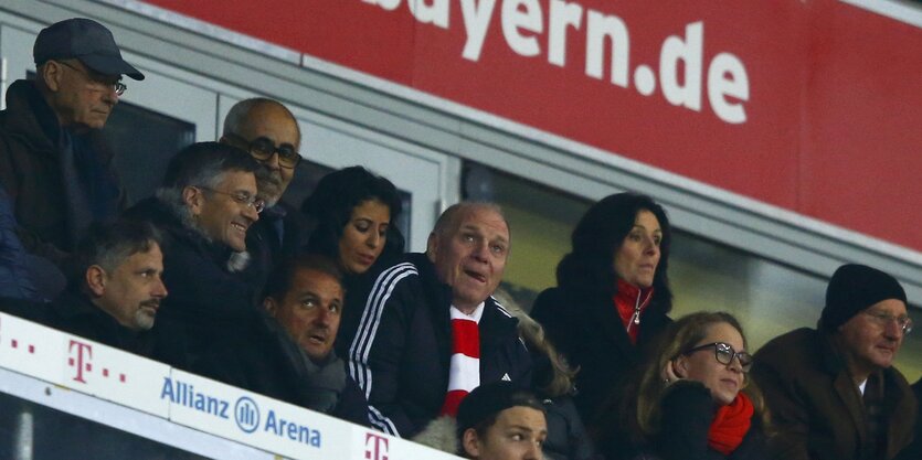 Uli Hoeneß und andere auf einer Stadiontribüne