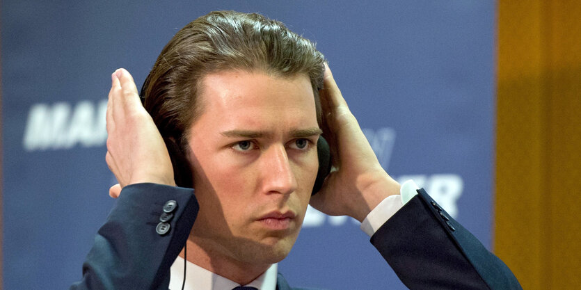 Sebastian Kurz hält sich mit den Händen die Ohren zu