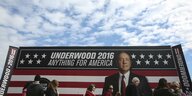 Menschen vor einem riesigen Plakat mit einem Mann, US-Fahne und der Aufschrift "Underwood 2016 - Anything for America"