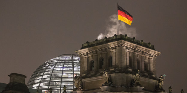 Das Berliner Reichstagsgebäude bei Nacht
