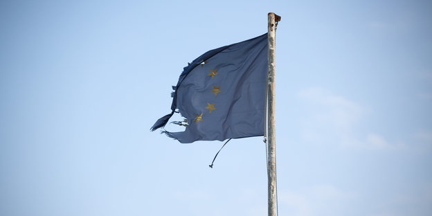 Eine zerrissene blaue EU-Fahne weht im Wind