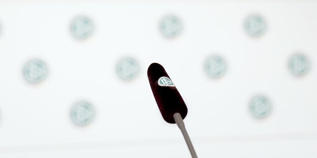 Ein einsames Mikrofon auf der DFB-Presskonferenz
