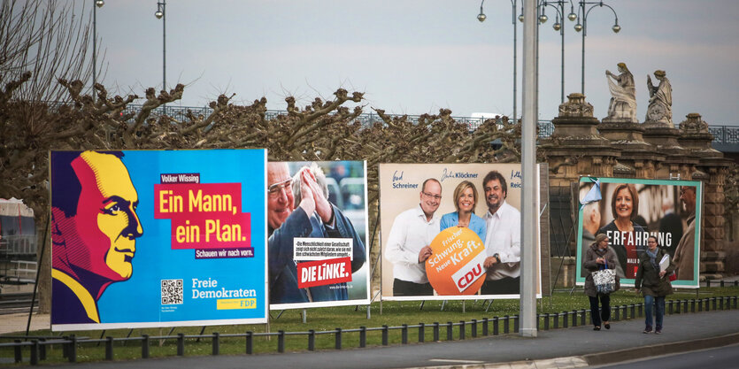 Wahlplakate nebeneinander an einer Straße