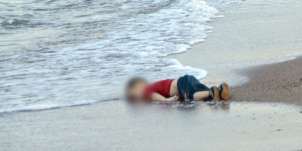 Ein toter Flüchtlingsjunge liegt am Strand in der Türkei