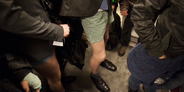Ein Mann fährt ohne Hose in der U-Bahn