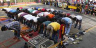 Muslime beten auf der Straße