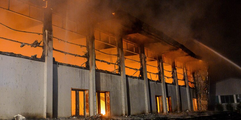 Brennende Turnhalle in Nauen