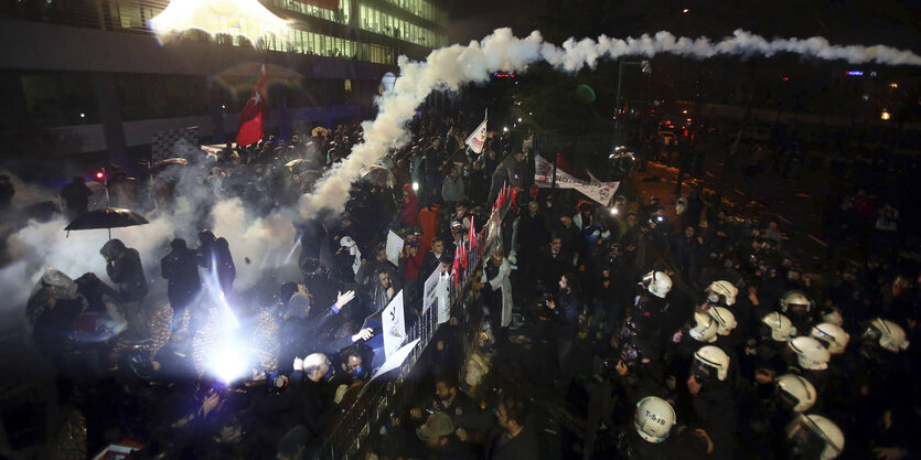 Menschen mit Schildern und Türkei-Fahnen