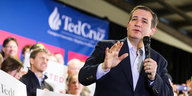 Ted Cruz mit Mikrofon in der Hand, im Hintergrund ein Logo seiner Wahlkampagne