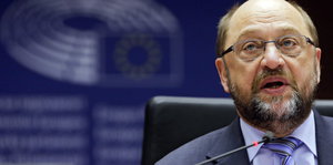 Martin Schulz, in Anzug und mit Brille, spricht in ein Mikrofon.