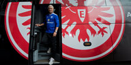 Ein Mann steigt aus einem Buss mit großem Eintracht-Frankfurt-Logo