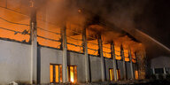 Blick am 25.08.2015 auf die brennende Sporthalle in Nauen, Brandenburg.