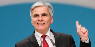 Österreichs Bundeskanzler Werner Faymann mit erhobenen Zeigenfinder.