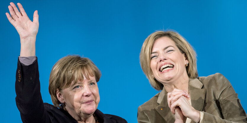 Angela Merkel winkt, Julia Klöckner lacht