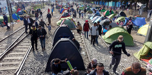Flüchtlinge zelten zwiechen den Bahngleisen.