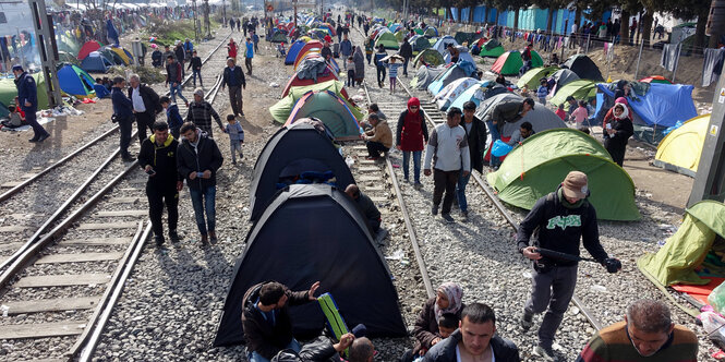 Flüchtlinge zelten zwiechen den Bahngleisen.