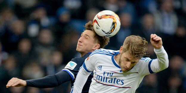 Hamburgs Aaron Hunt (r) und Berlins Niklas Stark versuchen mit dem Kopf an den Ball zu kommen.